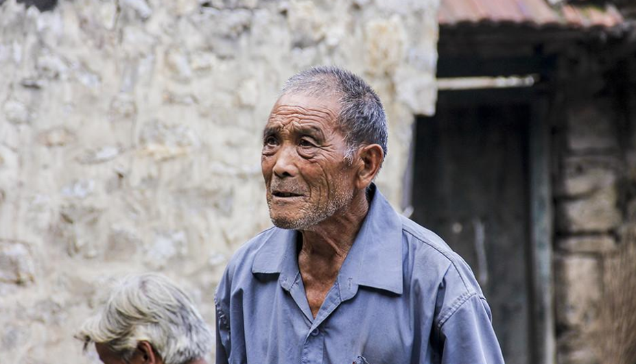 八十岁留守老人一人种菜，寄给城里儿女的辛酸故事